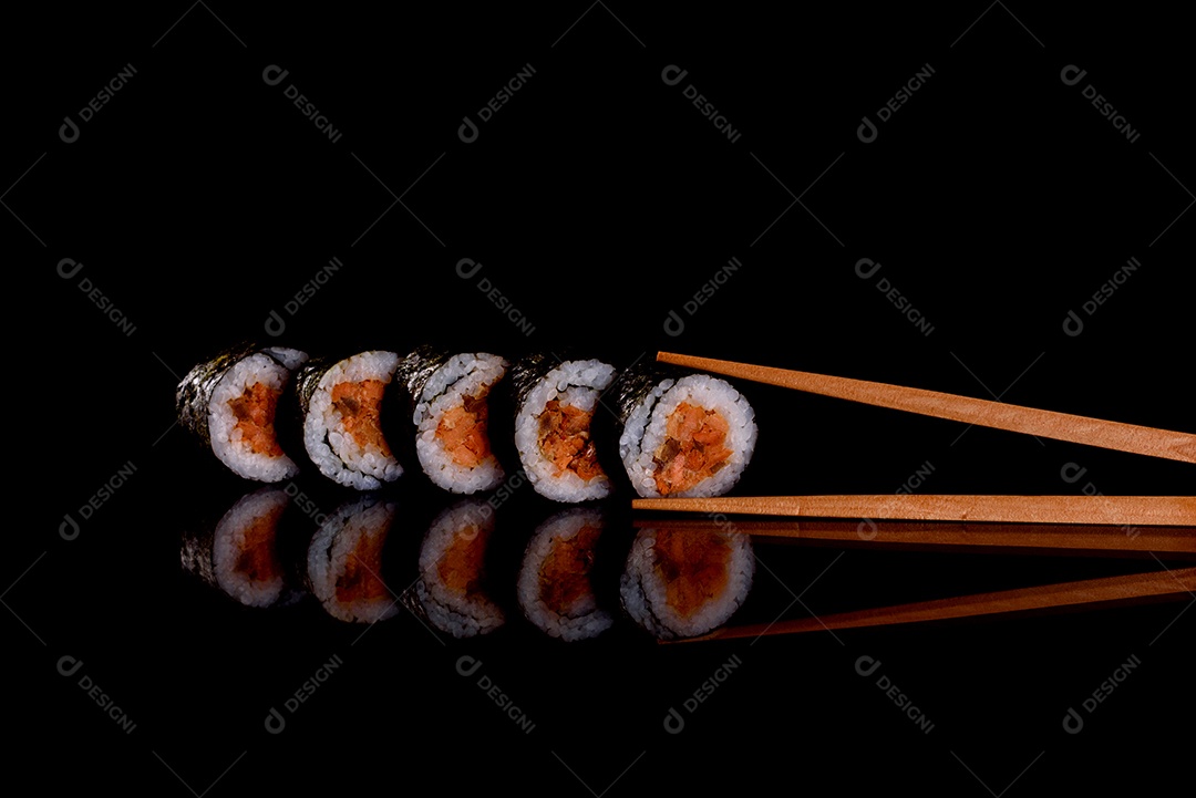 Rolos de sushi lindos e deliciosos frescos em um fundo escuro. Elementos da culinária japonesa