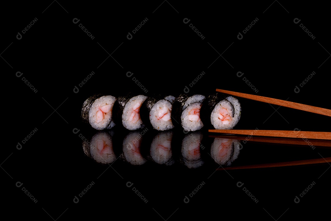 Rolos de sushi lindos e deliciosos frescos em um fundo escuro. Elementos da culinária japonesa