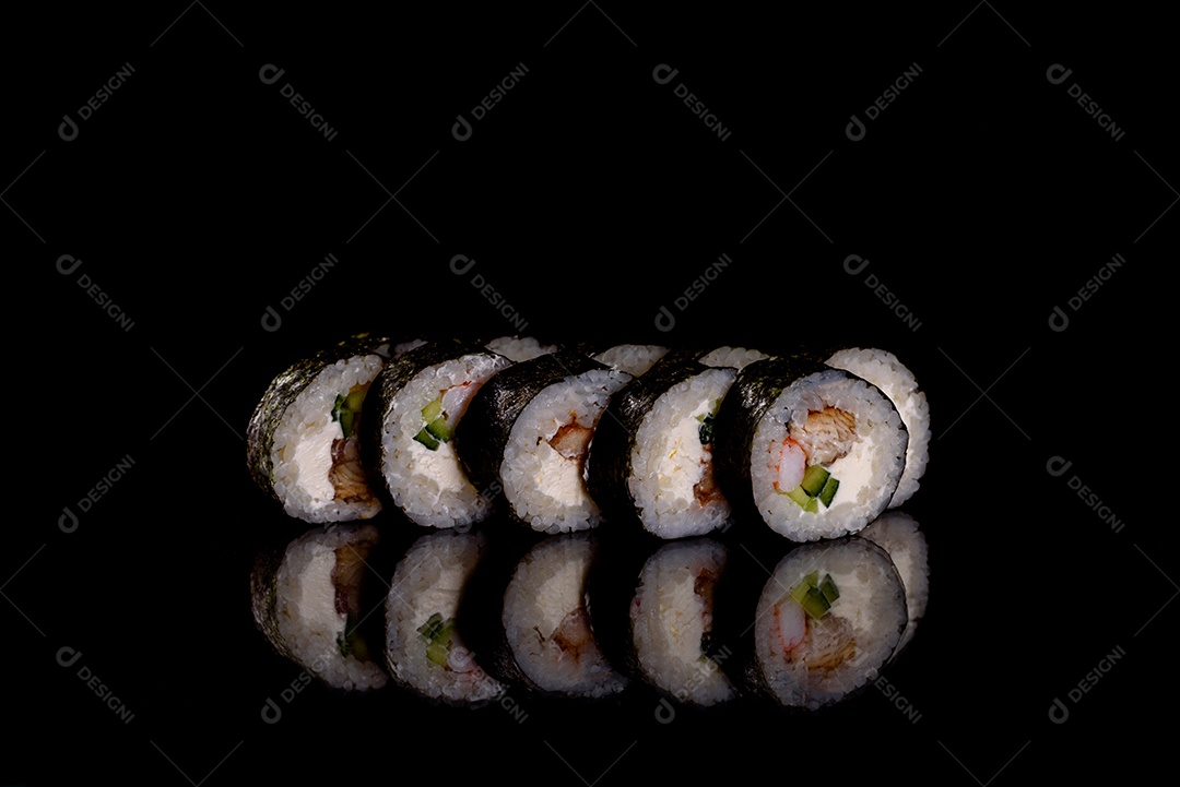 Rolos de sushi lindos e deliciosos frescos em um fundo escuro. Elementos da culinária japonesa