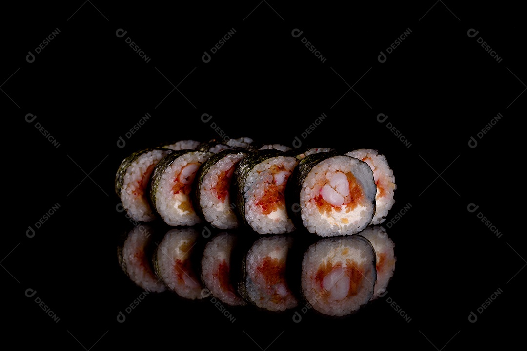 Rolos de sushi lindos e deliciosos frescos em um fundo escuro. Elementos da culinária japonesa
