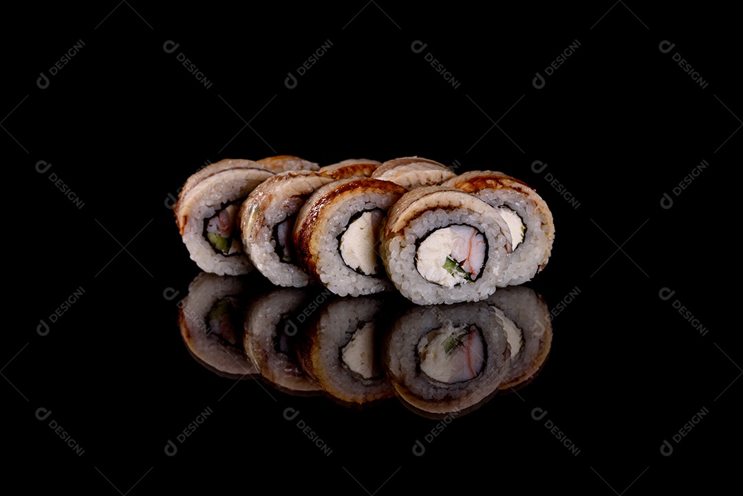 Rolos de sushi lindos e deliciosos frescos em um fundo escuro. Elementos da culinária japonesa