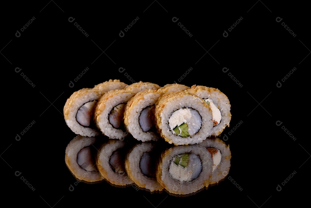 Rolos de sushi lindos e deliciosos frescos em um fundo escuro. Elementos da culinária japonesa
