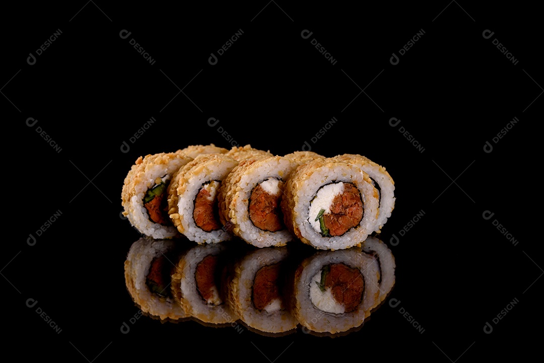 Rolos de sushi lindos e deliciosos frescos em um fundo escuro. Elementos da culinária japonesa