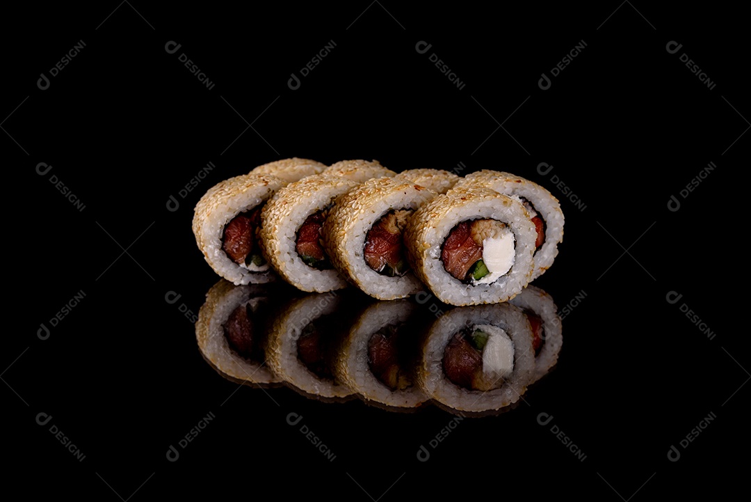 Rolos de sushi lindos e deliciosos frescos em um fundo escuro. Elementos da culinária japonesa
