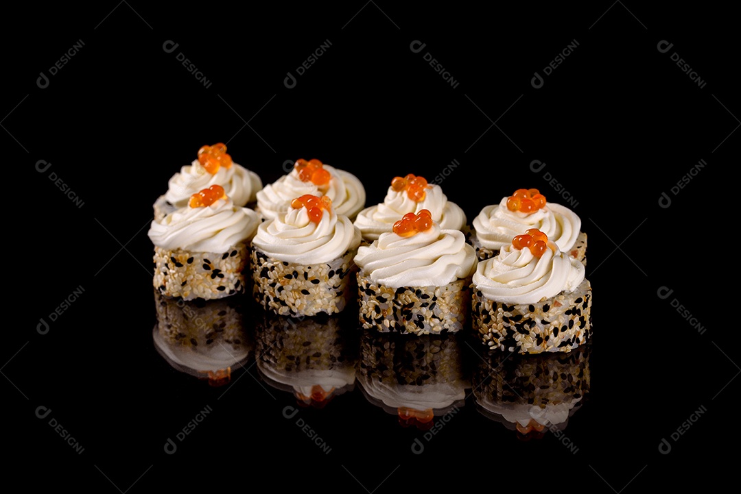 Rolos de sushi lindos e deliciosos frescos em um fundo escuro. Elementos da culinária japonesa