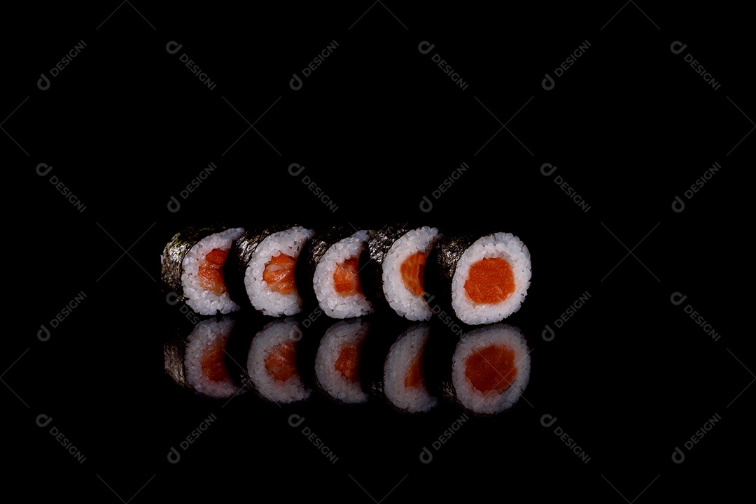 Rolos de sushi lindos e deliciosos frescos em um fundo escuro. Elementos da culinária japonesa