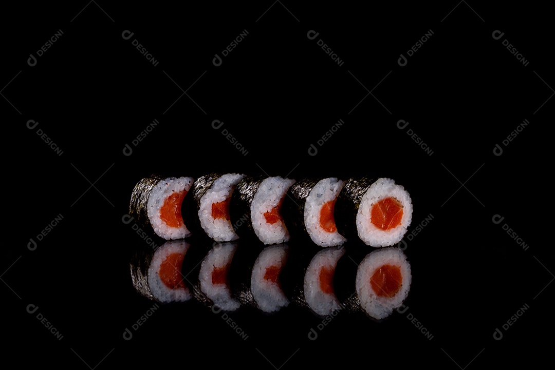 Rolos de sushi lindos e deliciosos frescos em um fundo escuro. Elementos da culinária japonesa