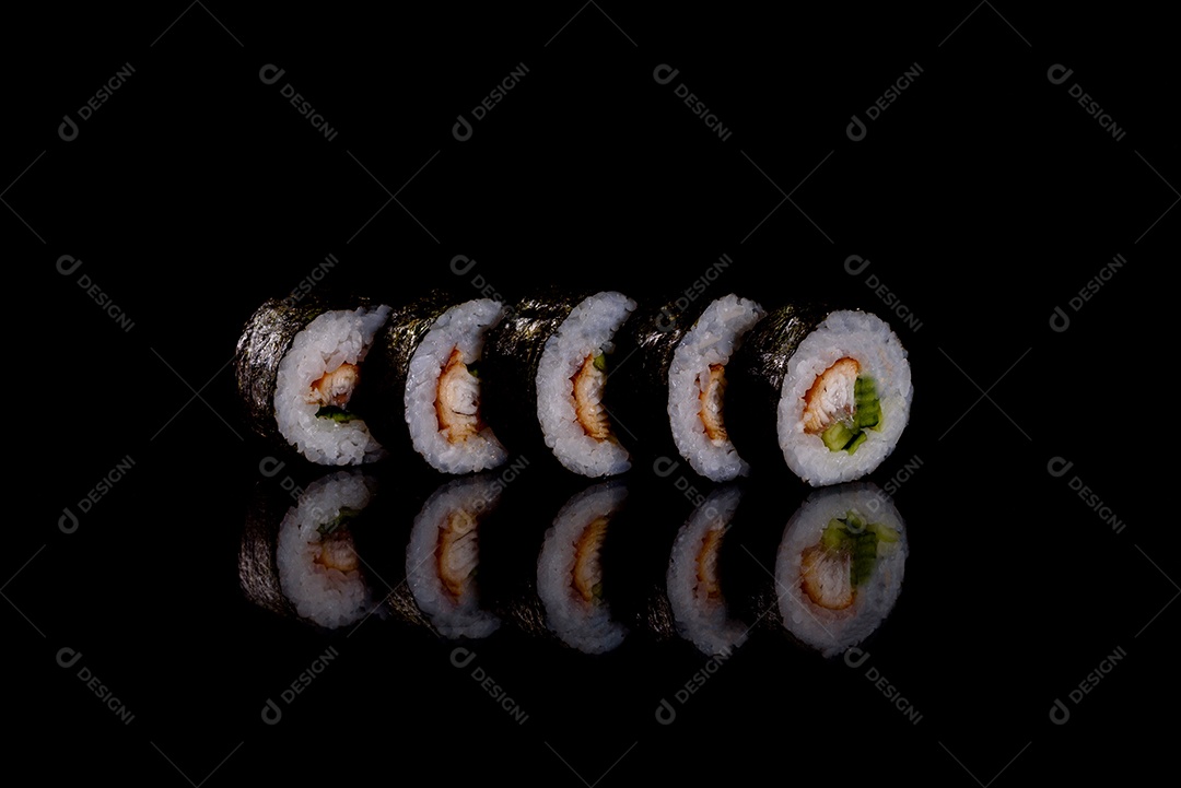 Rolos de sushi lindos e deliciosos frescos em um fundo escuro. Elementos da culinária japonesa