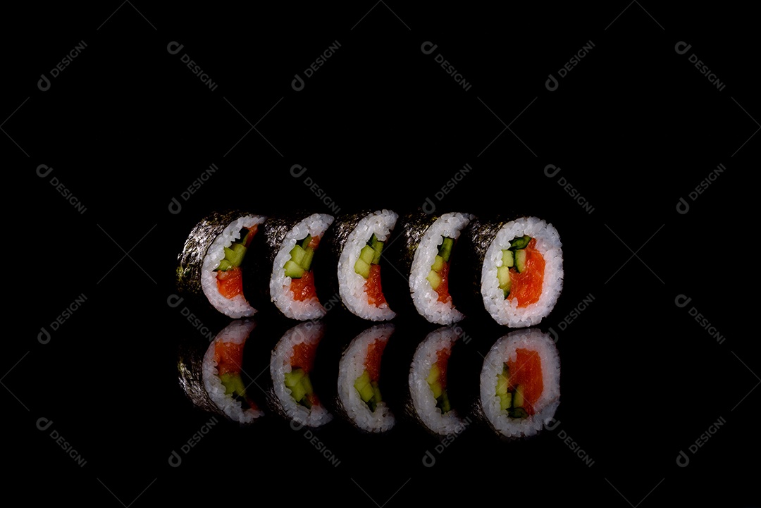 Rolos de sushi lindos e deliciosos frescos em um fundo escuro. Elementos da culinária japonesa