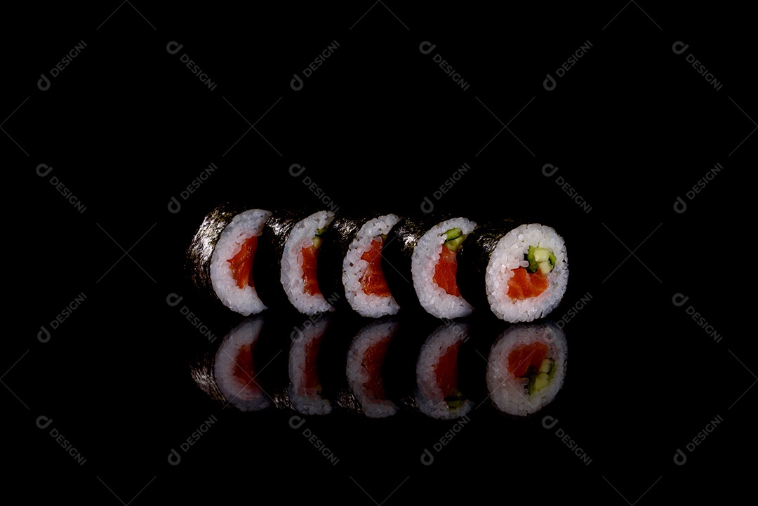 Rolos de sushi lindos e deliciosos frescos em um fundo escuro. Elementos da culinária japonesa