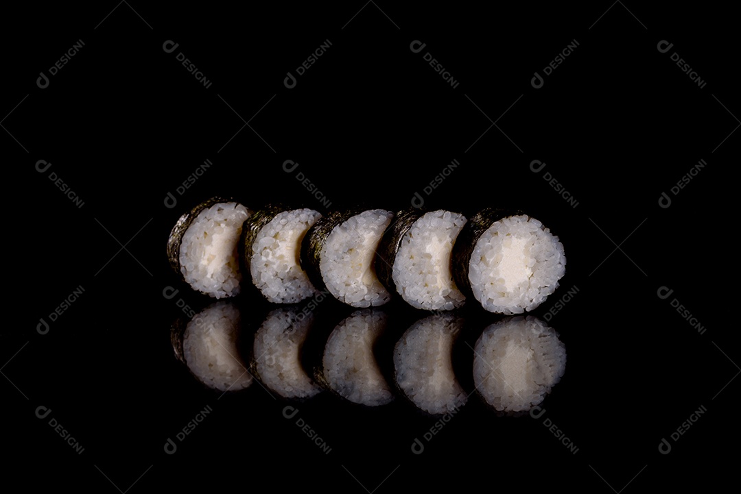 Rolos de sushi lindos e deliciosos frescos em um fundo escuro. Elementos da culinária japonesa