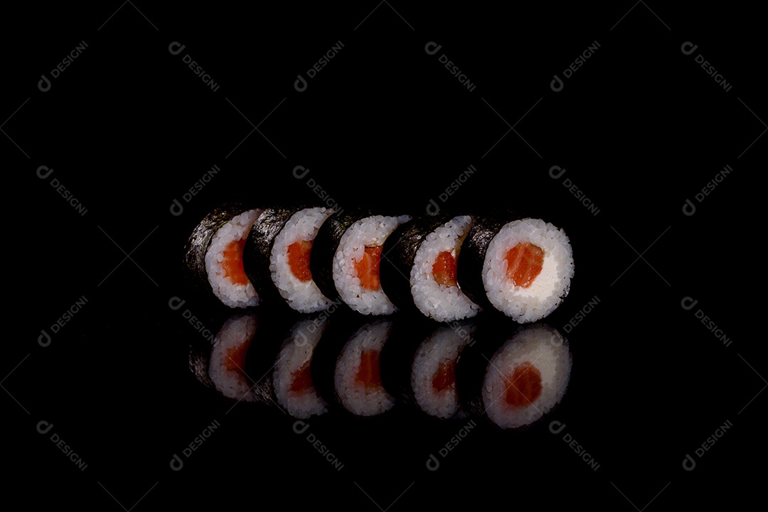 Rolos de sushi lindos e deliciosos frescos em um fundo escuro. Elementos da culinária japonesa