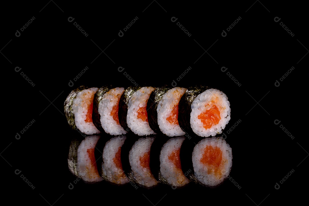 Rolos de sushi lindos e deliciosos frescos em um fundo escuro. Elementos da culinária japonesa