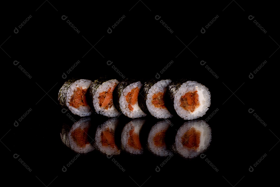 Rolos de sushi lindos e deliciosos frescos em um fundo escuro. Elementos da culinária japonesa