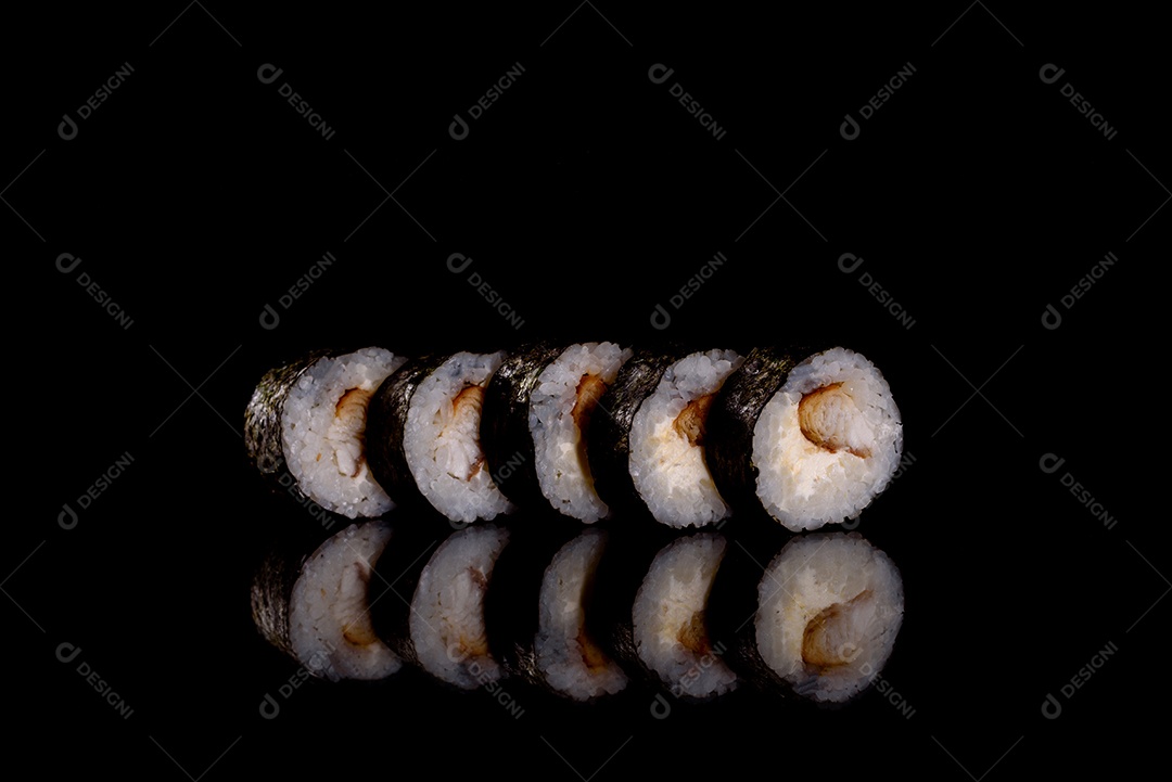 Rolos de sushi lindos e deliciosos frescos em um fundo escuro. Elementos da culinária japonesa