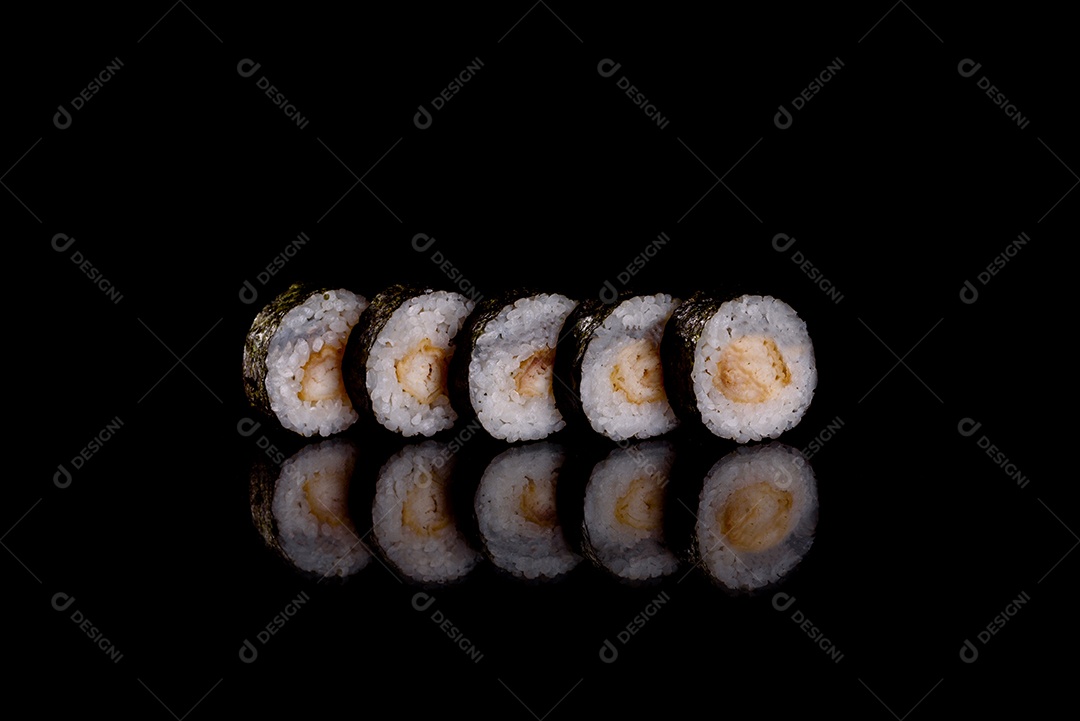 Rolos de sushi lindos e deliciosos frescos em um fundo escuro. Elementos da culinária japonesa