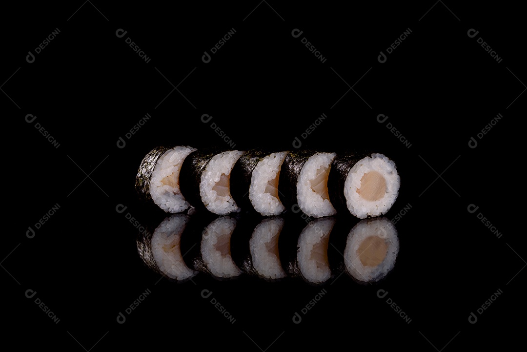 Rolos de sushi lindos e deliciosos frescos em um fundo escuro. Elementos da culinária japonesa