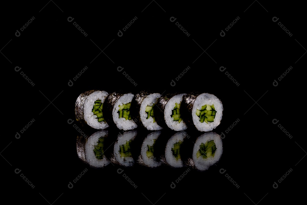 Rolos de sushi lindos e deliciosos frescos em um fundo escuro. Elementos da culinária japonesa