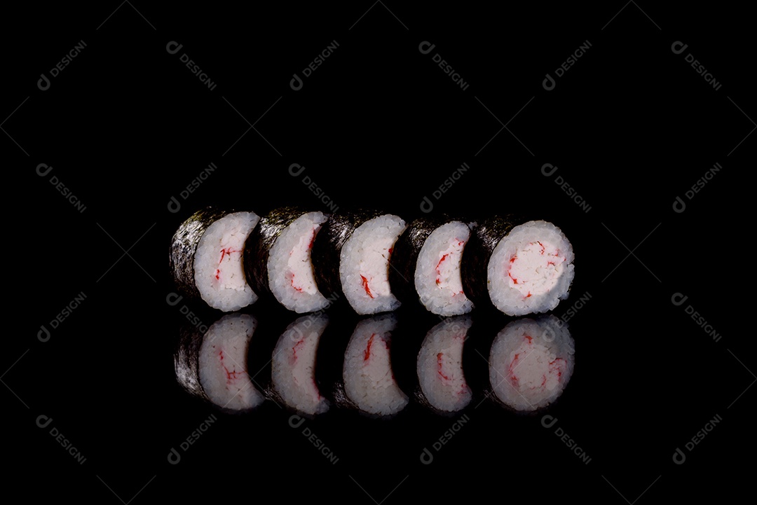 Rolos de sushi lindos e deliciosos frescos em um fundo escuro. Elementos da culinária japonesa