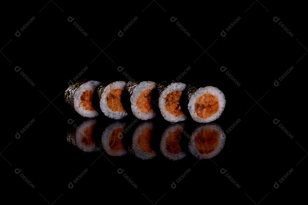 Rolos de sushi lindos e deliciosos frescos em um fundo escuro. Elementos da culinária japonesa