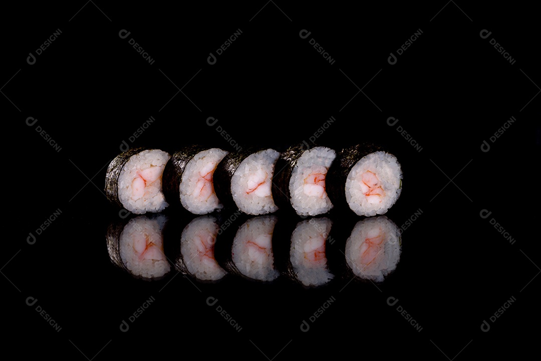 Rolos de sushi lindos e deliciosos frescos em um fundo escuro. Elementos da culinária japonesa