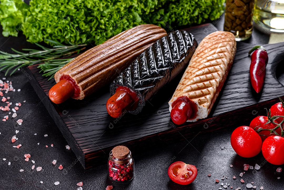 Deliciosos cachorros-quentes frescos com vários tipos de pães e salsichas. Fast food, comida não saudável