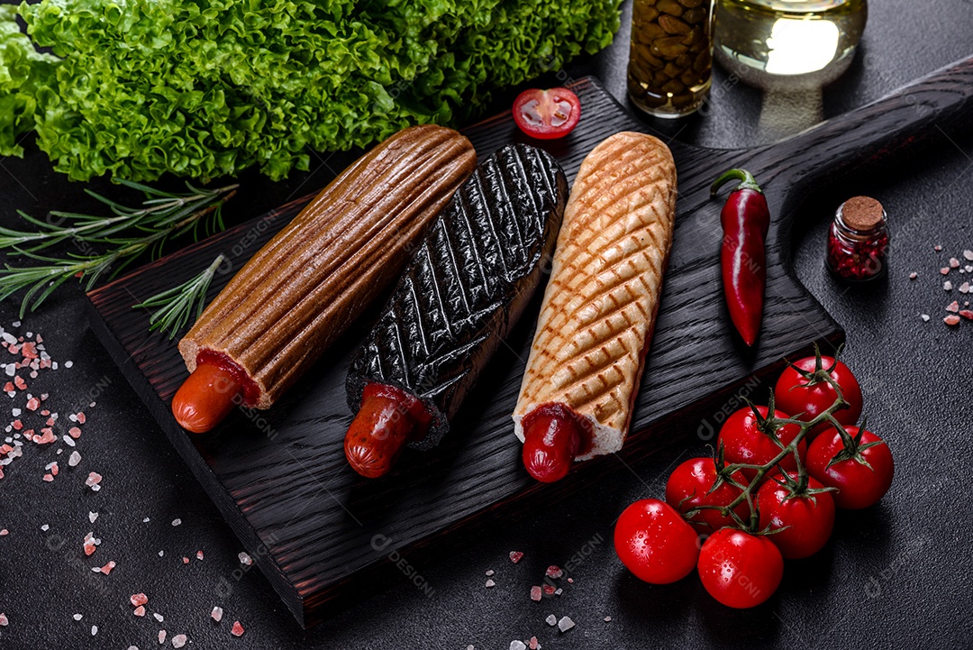 Deliciosos cachorros-quentes frescos com vários tipos de pães e salsichas. Fast food, comida não saudável