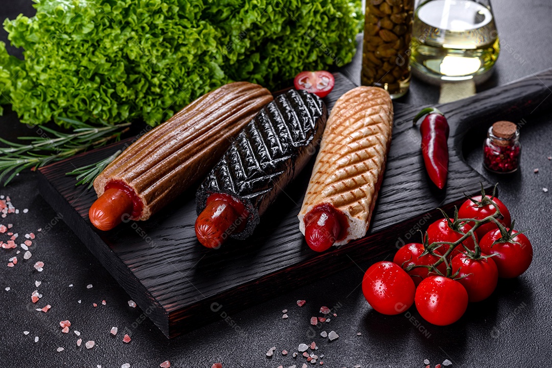 Deliciosos cachorros-quentes frescos com vários tipos de pães e salsichas. Fast food, comida não saudável