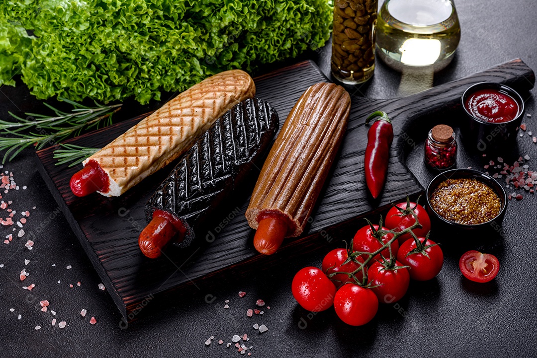 Deliciosos cachorros-quentes frescos com vários tipos de pães e salsichas. Fast food, comida não saudável