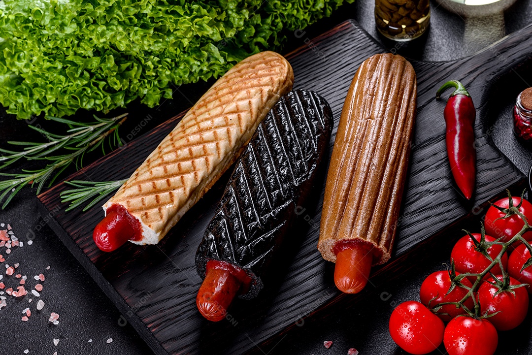 Deliciosos cachorros-quentes frescos com vários tipos de pães e salsichas. Fast food, comida não saudável