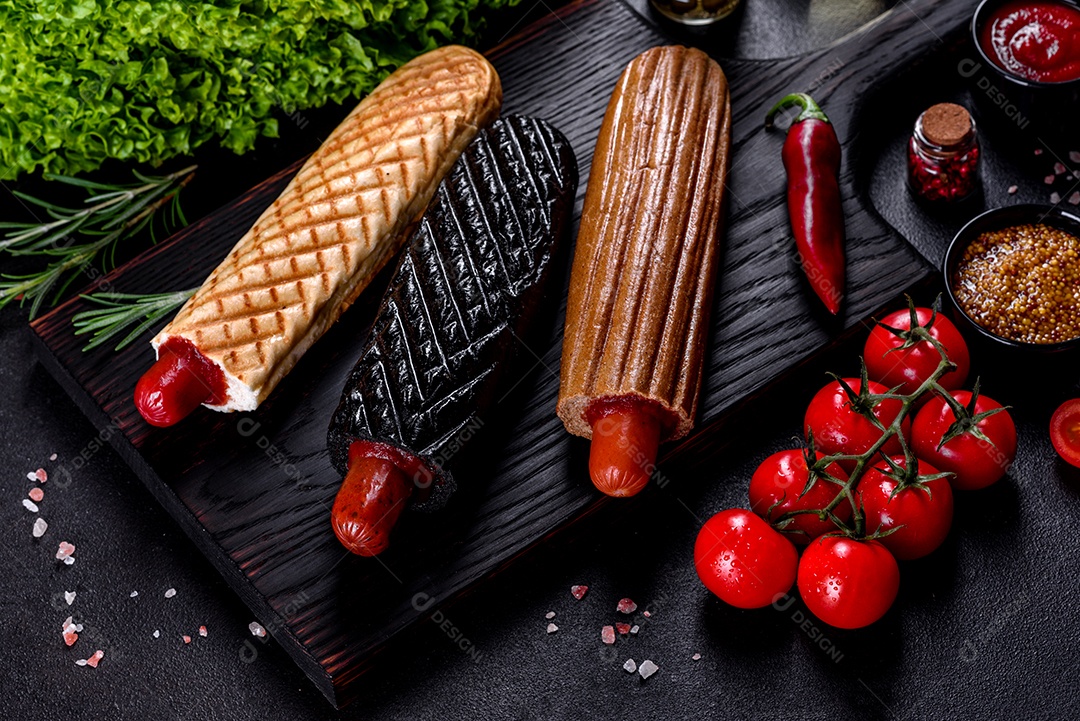 Deliciosos cachorros-quentes frescos com vários tipos de pães e salsichas. Fast food, comida não saudável