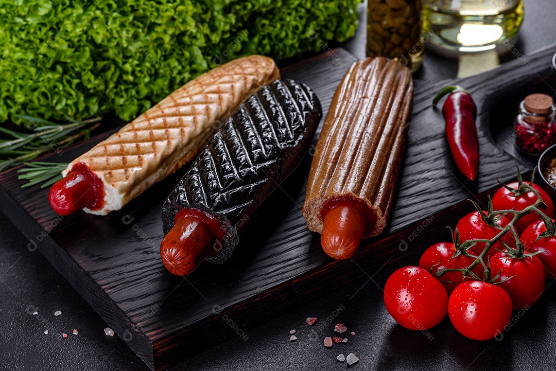 Deliciosos cachorros-quentes frescos com vários tipos de pães e salsichas. Fast food, comida não saudável