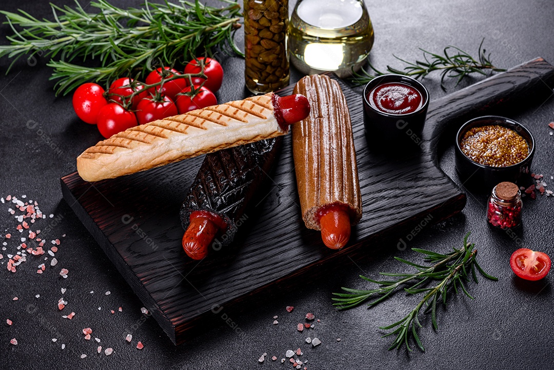 Deliciosos cachorros-quentes frescos com vários tipos de pães e salsichas. Fast food, comida não saudável