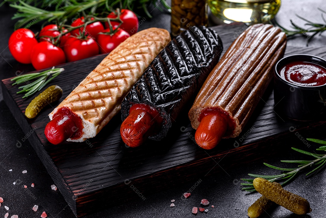 Deliciosos cachorros-quentes frescos com vários tipos de pães e salsichas. Fast food, comida não saudável