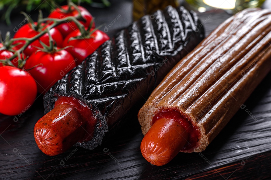 Deliciosos cachorros-quentes frescos com vários tipos de pães e salsichas. Fast food, comida não saudável