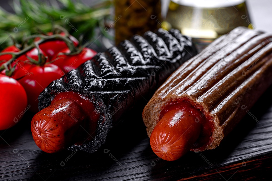 Deliciosos cachorros-quentes frescos com vários tipos de pães e salsichas. Fast food, comida não saudável