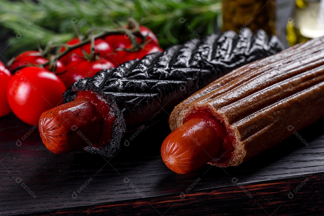 Deliciosos cachorros-quentes frescos com vários tipos de pães e salsichas. Fast food, comida não saudável