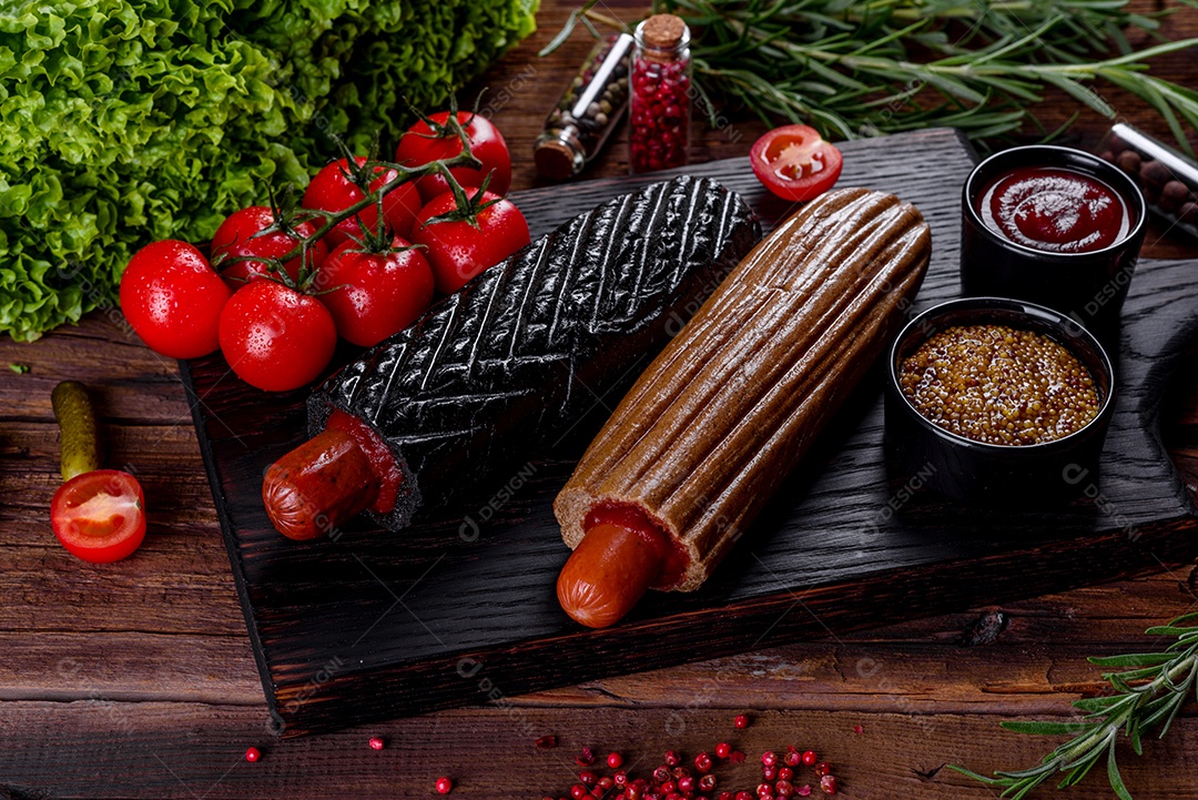 Deliciosos cachorros-quentes frescos com vários tipos de pães e salsichas. Fast food, comida não saudável