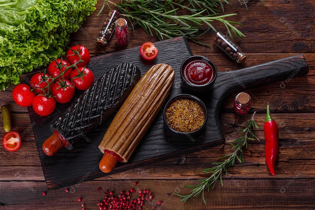 Deliciosos cachorros-quentes frescos com vários tipos de pães e salsichas. Fast food, comida não saudável