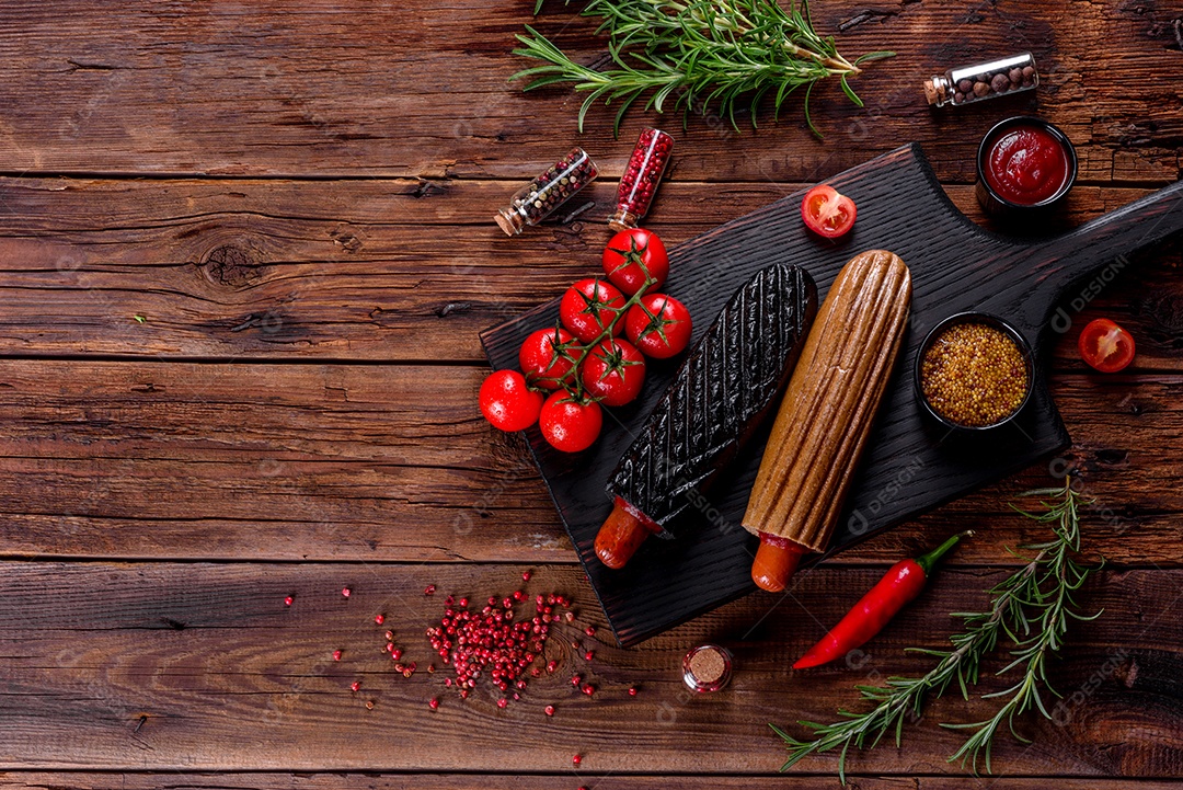 Deliciosos cachorros-quentes frescos com vários tipos de pães e salsichas. Fast food, comida não saudável