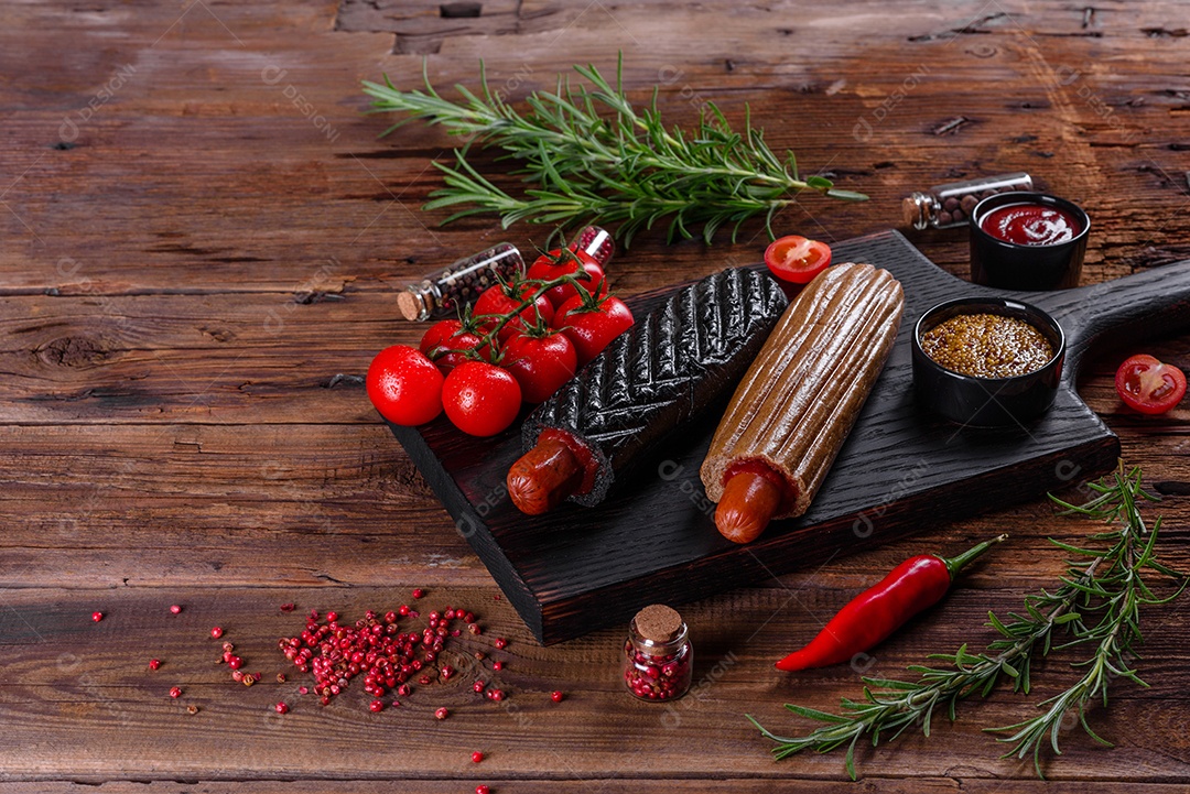 Deliciosos cachorros-quentes frescos com vários tipos de pães e salsichas. Fast food, comida não saudável