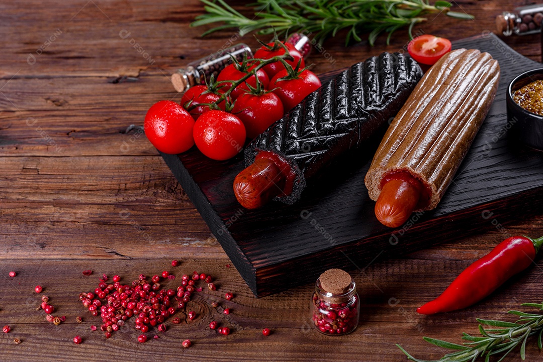 Deliciosos cachorros-quentes frescos com vários tipos de pães e salsichas. Fast food, comida não saudável