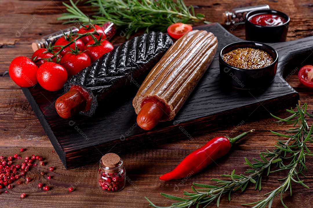 Deliciosos cachorros-quentes frescos com vários tipos de pães e salsichas. Fast food, comida não saudável