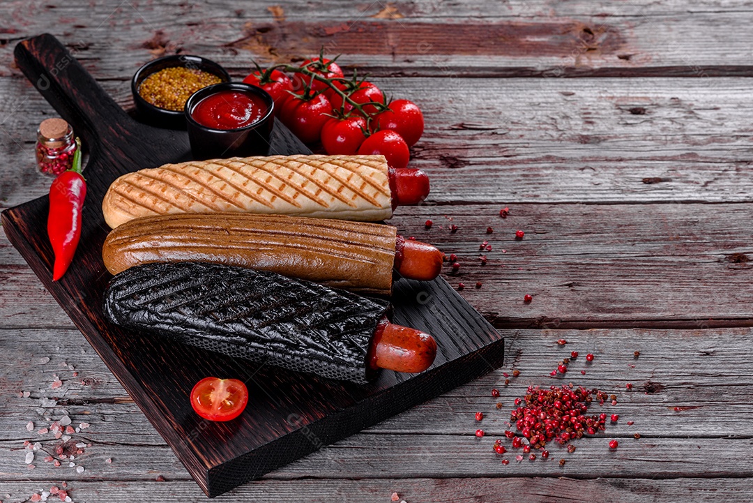 Deliciosos cachorros-quentes frescos com vários tipos de pães e salsichas. Fast food, comida não saudável