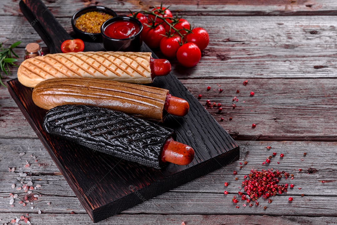 Deliciosos cachorros-quentes frescos com vários tipos de pães e salsichas. Fast food, comida não saudável