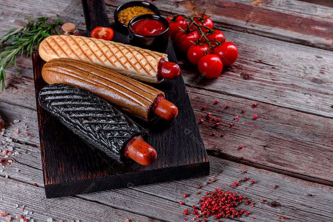 Deliciosos cachorros-quentes frescos com vários tipos de pães e salsichas. Fast food, comida não saudáve