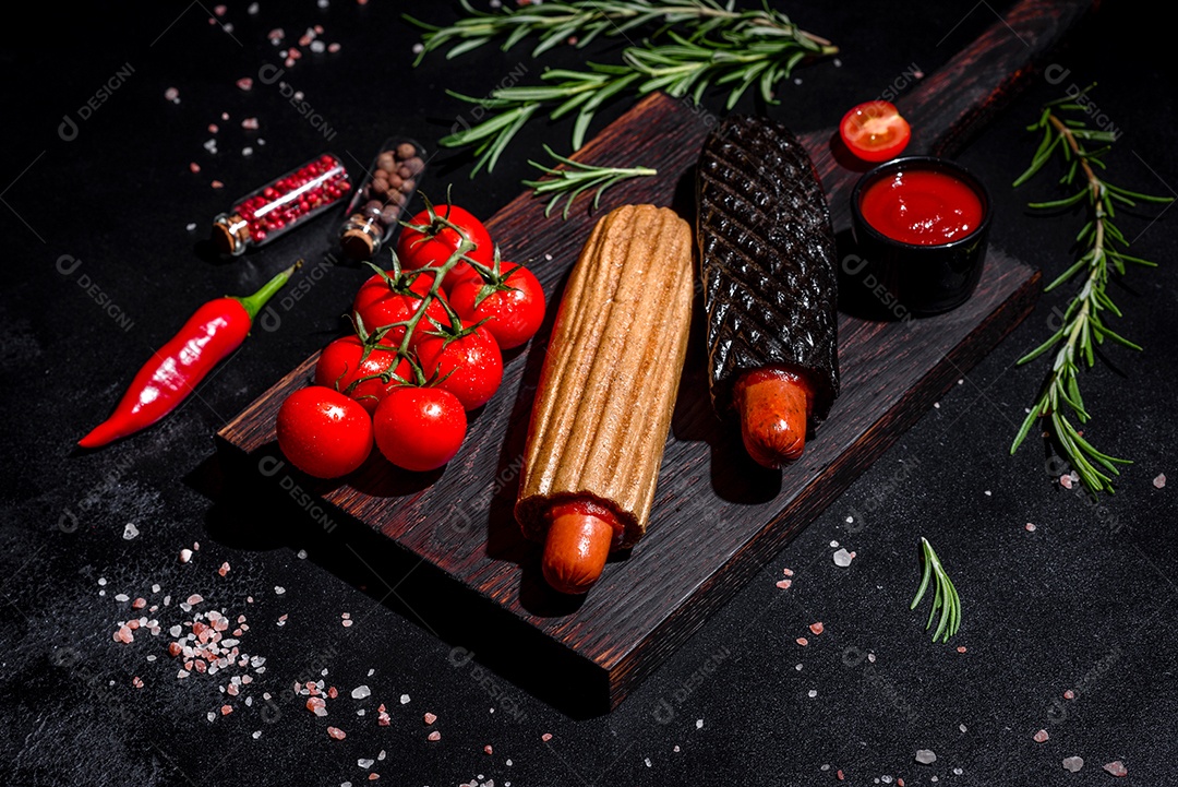 Deliciosos cachorros-quentes frescos com vários tipos de pães e salsichas.