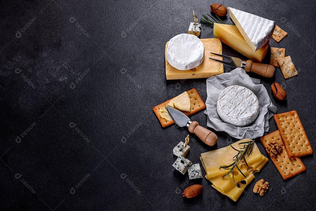 Lindo delicioso queijo camembert, parmesão, brie com uvas e figos em uma tábua de madeira.