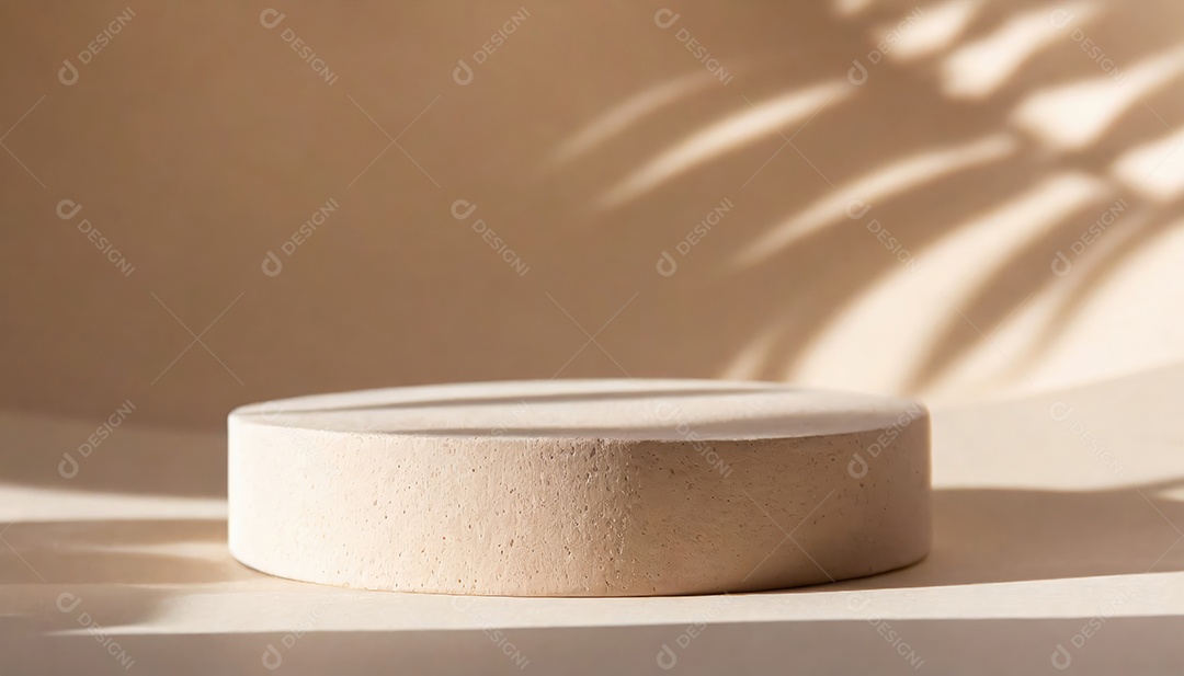 Pódio de exposição de produtos com sombra de folhas naturais no fundo da parede