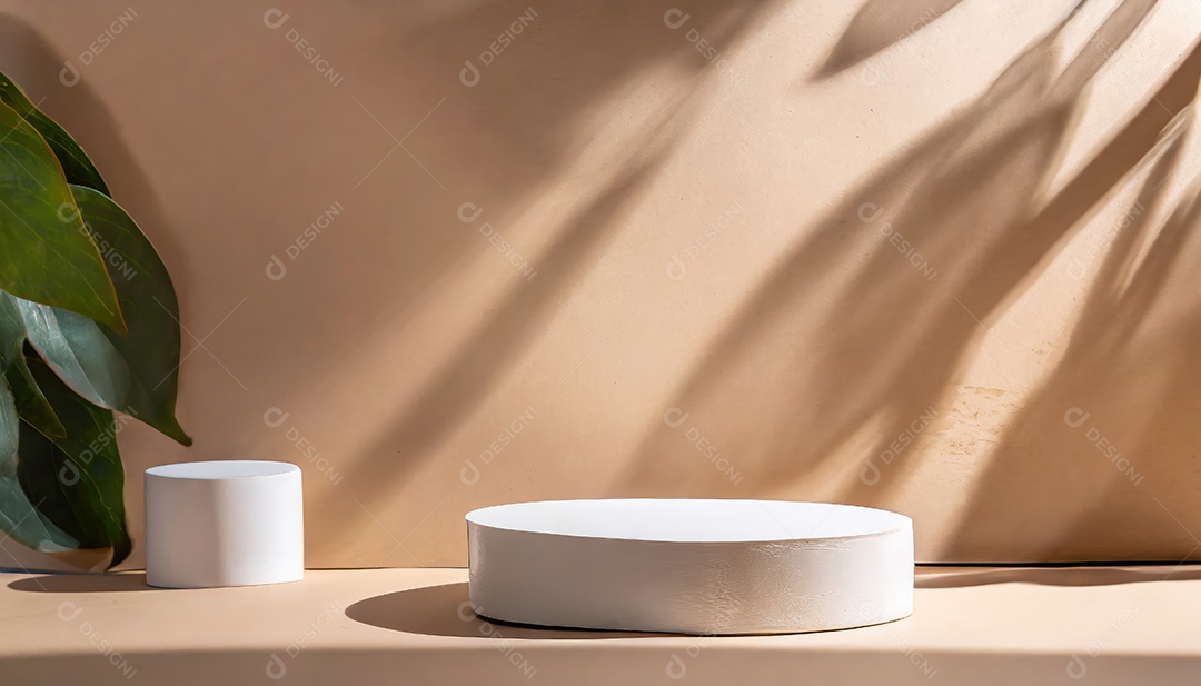 Pódio de exposição de produtos com sombra de folhas naturais no fundo da parede